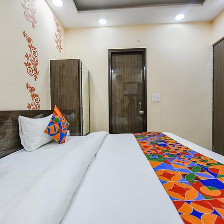 Fabexpress Unicon Hotel New Delhi Exterior photo
