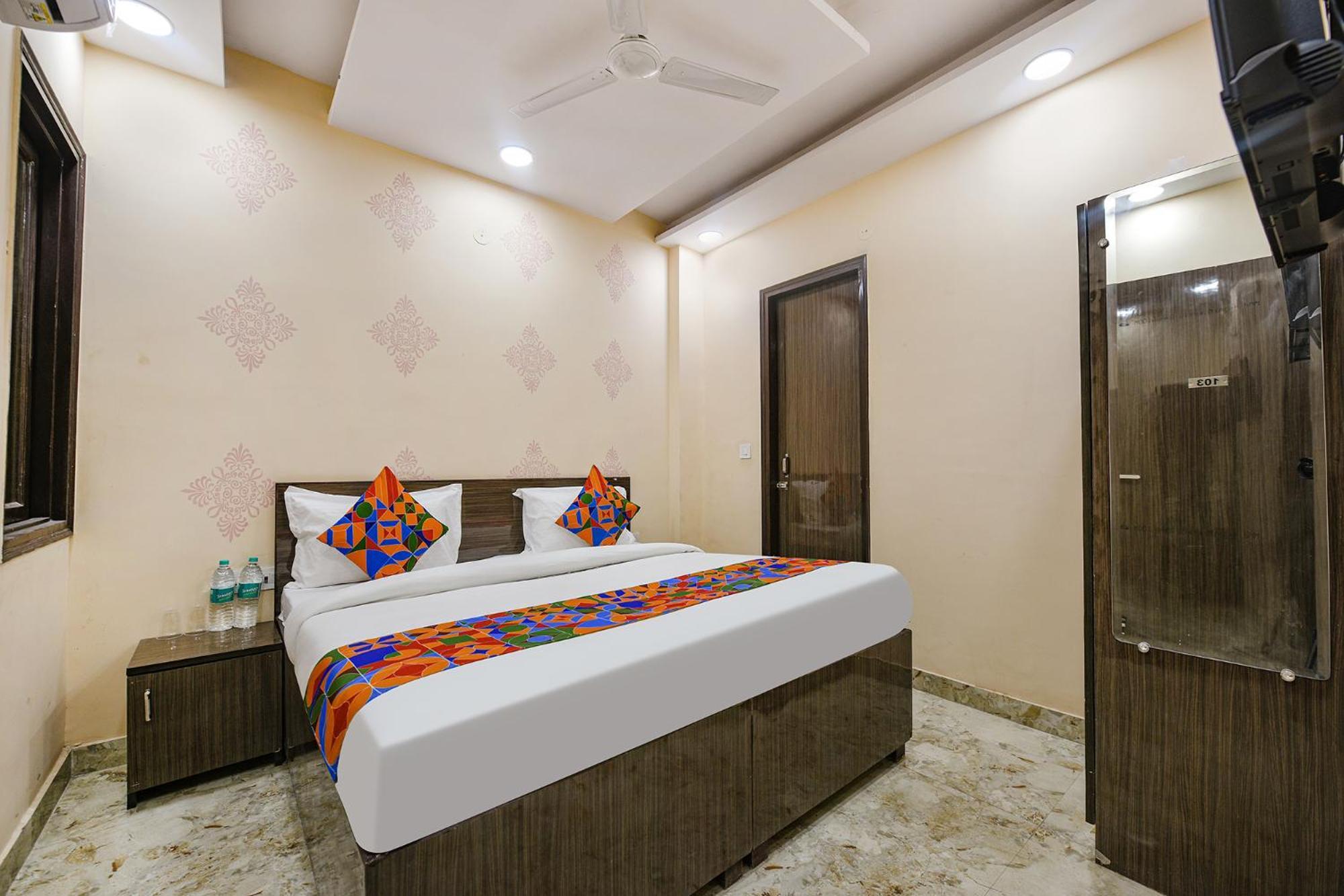 Fabexpress Unicon Hotel New Delhi Exterior photo