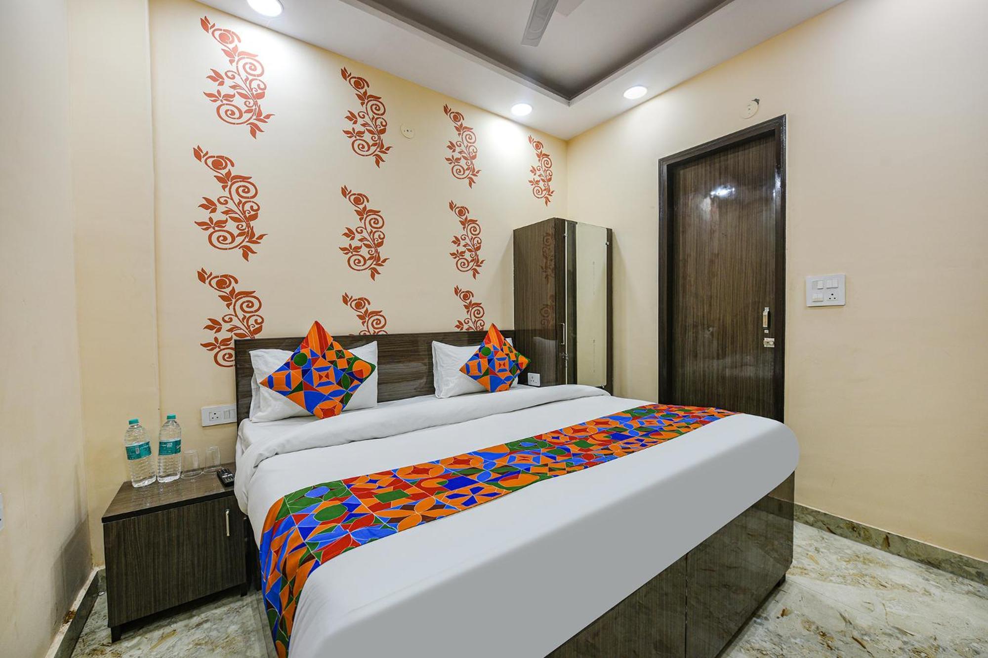 Fabexpress Unicon Hotel New Delhi Exterior photo