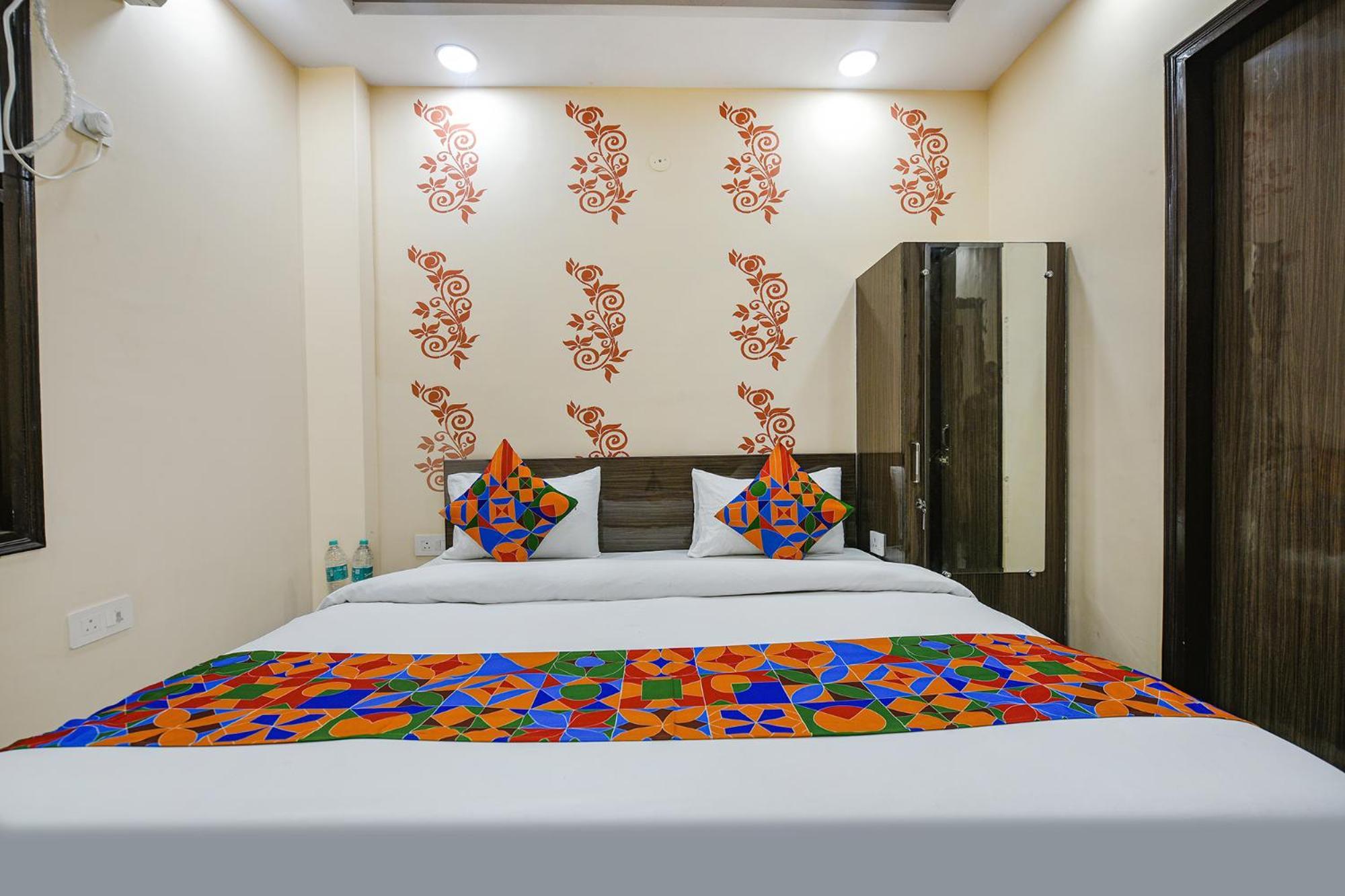 Fabexpress Unicon Hotel New Delhi Exterior photo