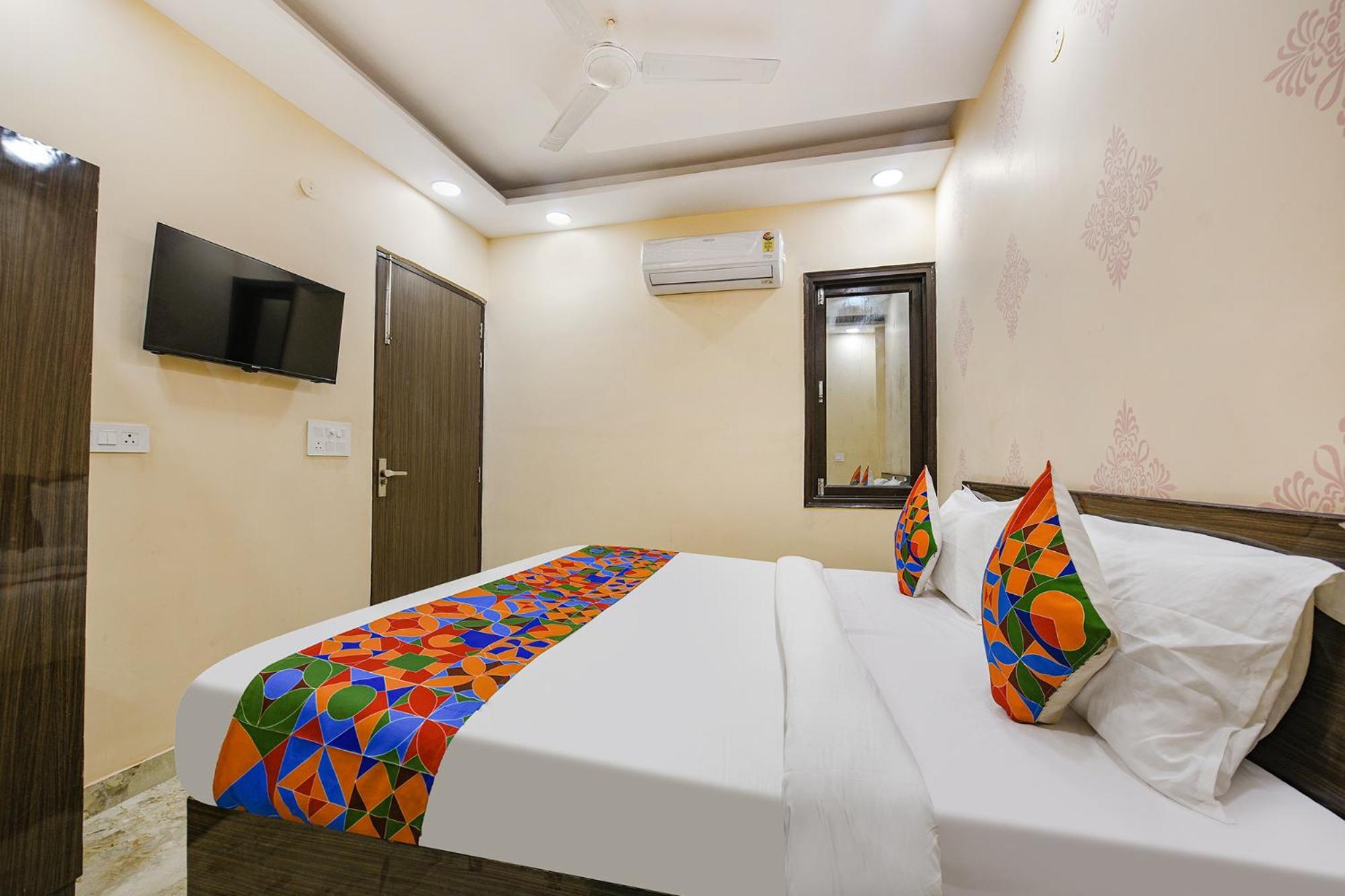 Fabexpress Unicon Hotel New Delhi Exterior photo
