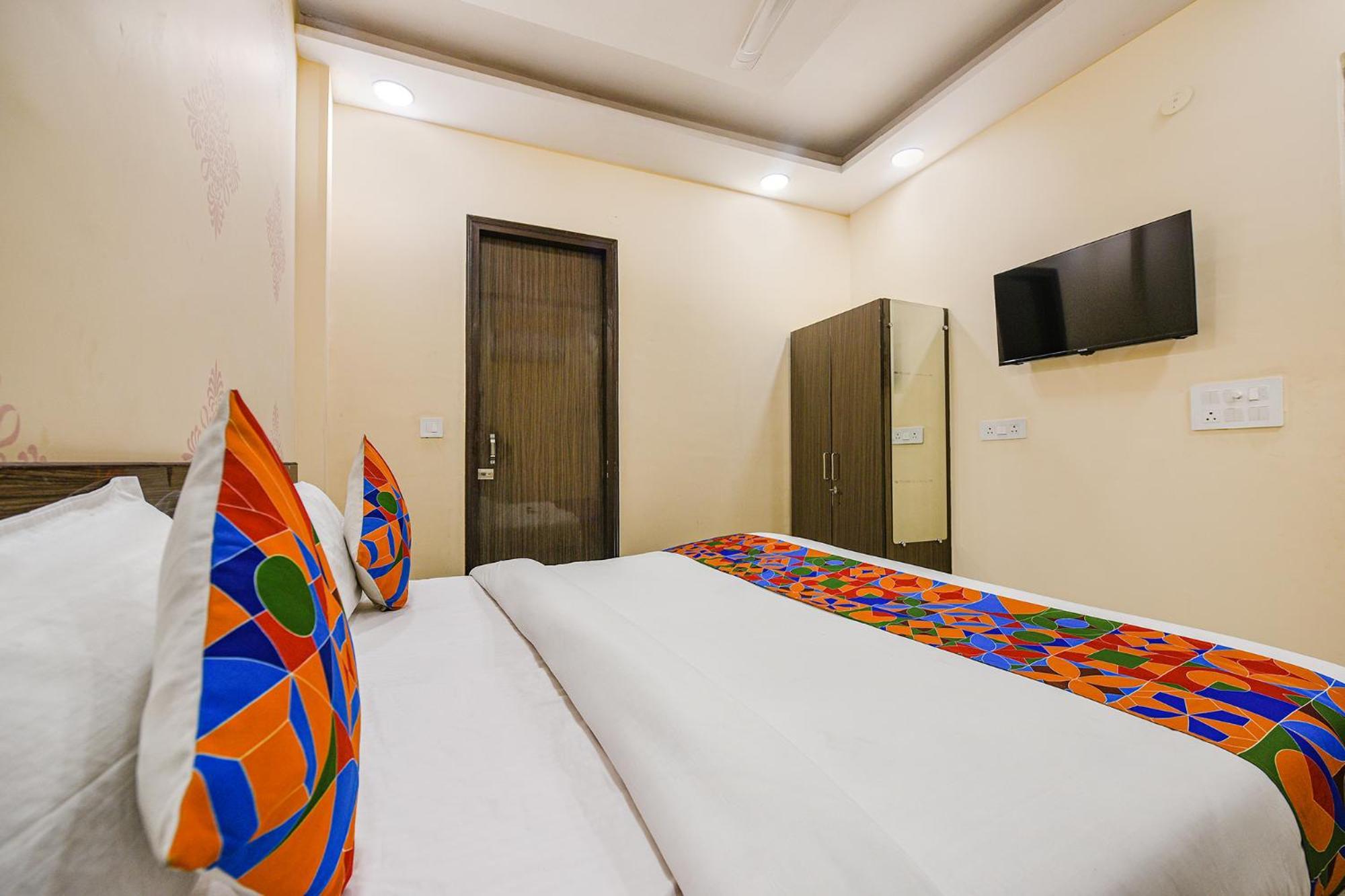 Fabexpress Unicon Hotel New Delhi Exterior photo
